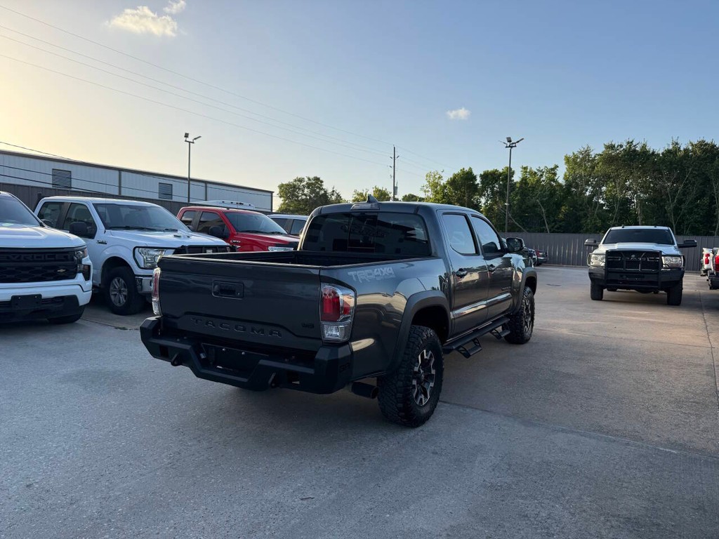 Toyota Tacoma Vehicle Full-screen Gallery Image 05