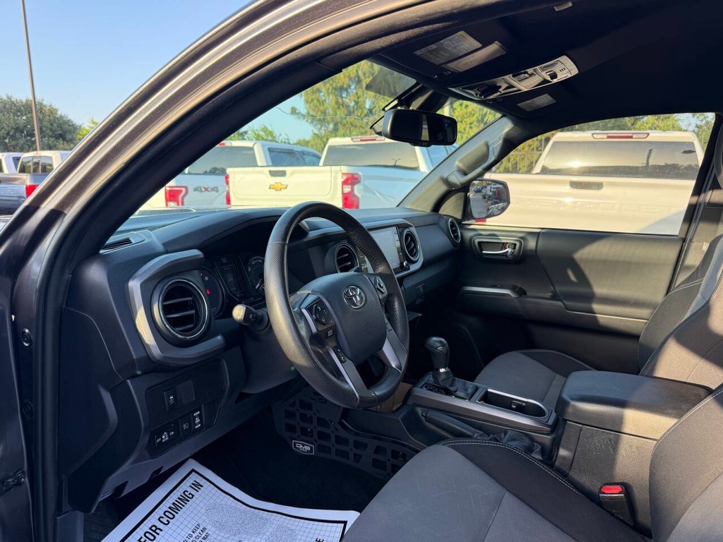 Toyota Tacoma Vehicle Full-screen Gallery Image 06