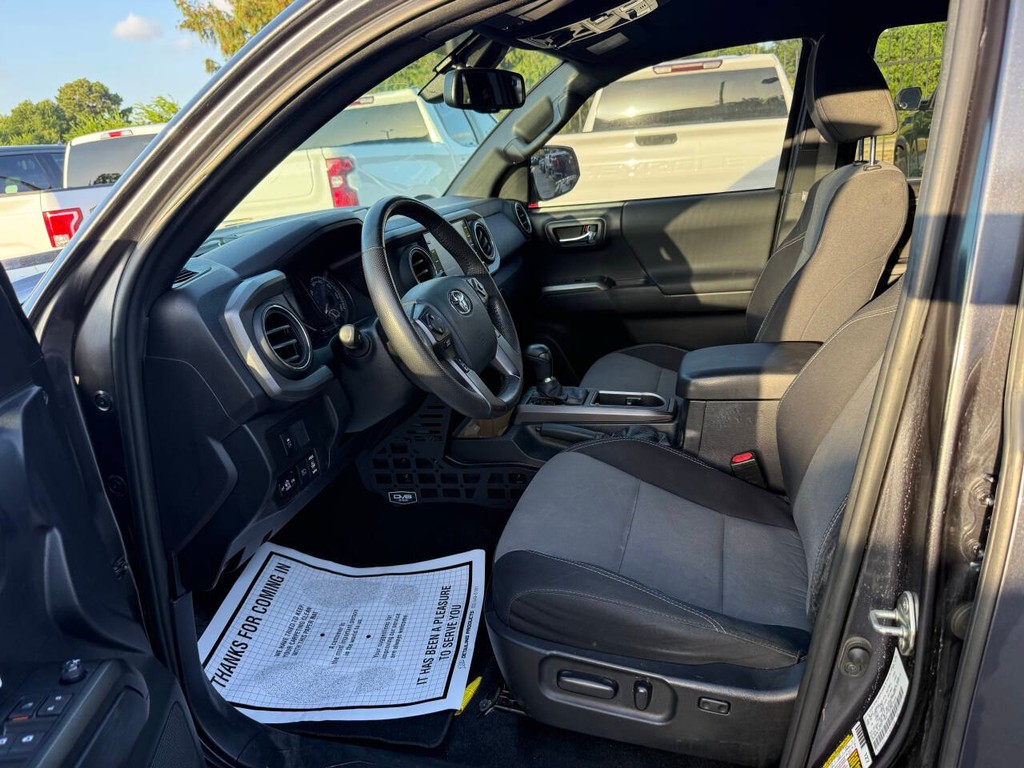 Toyota Tacoma Vehicle Full-screen Gallery Image 07