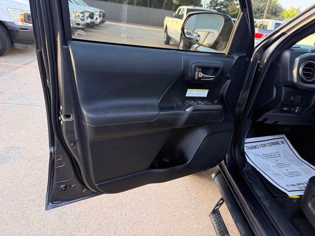 Toyota Tacoma Vehicle Full-screen Gallery Image 08