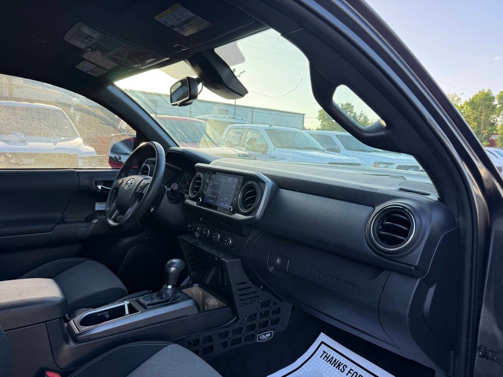 Toyota Tacoma Vehicle Full-screen Gallery Image 09