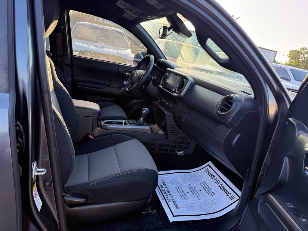 Toyota Tacoma Vehicle Full-screen Gallery Image 10