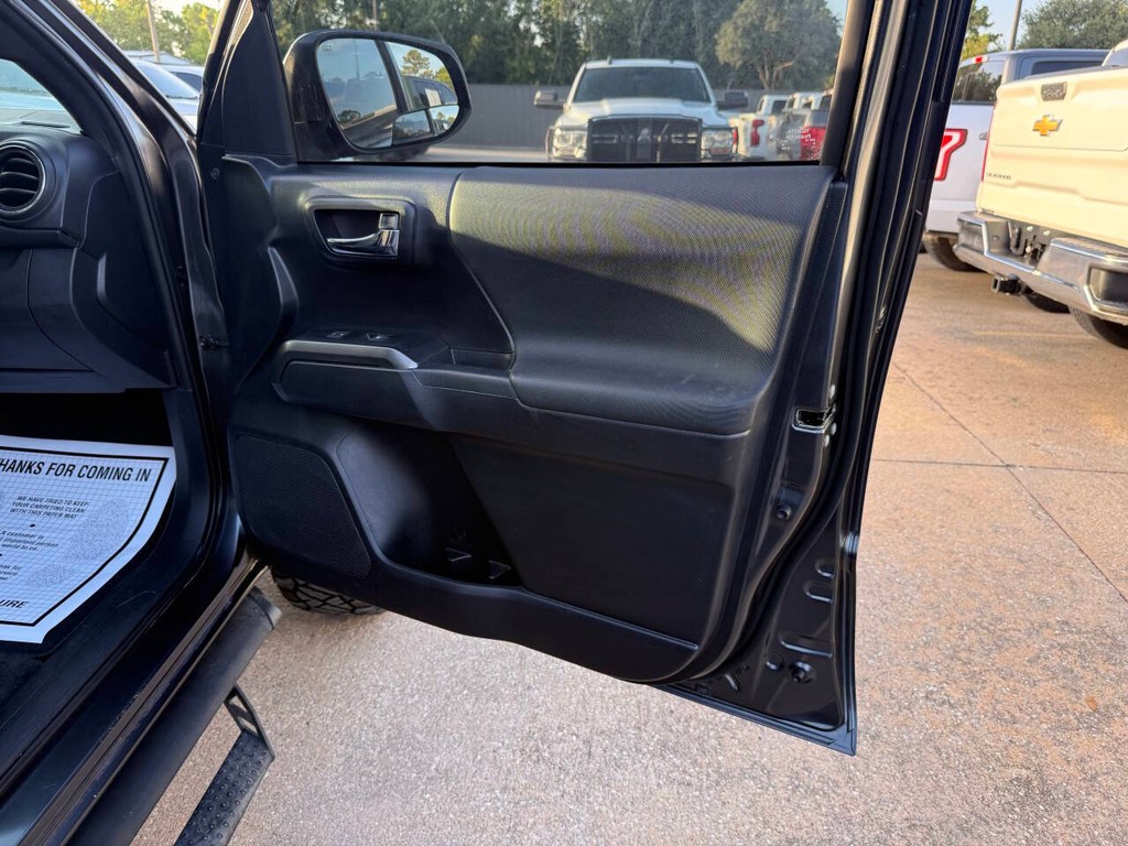 Toyota Tacoma Vehicle Full-screen Gallery Image 11