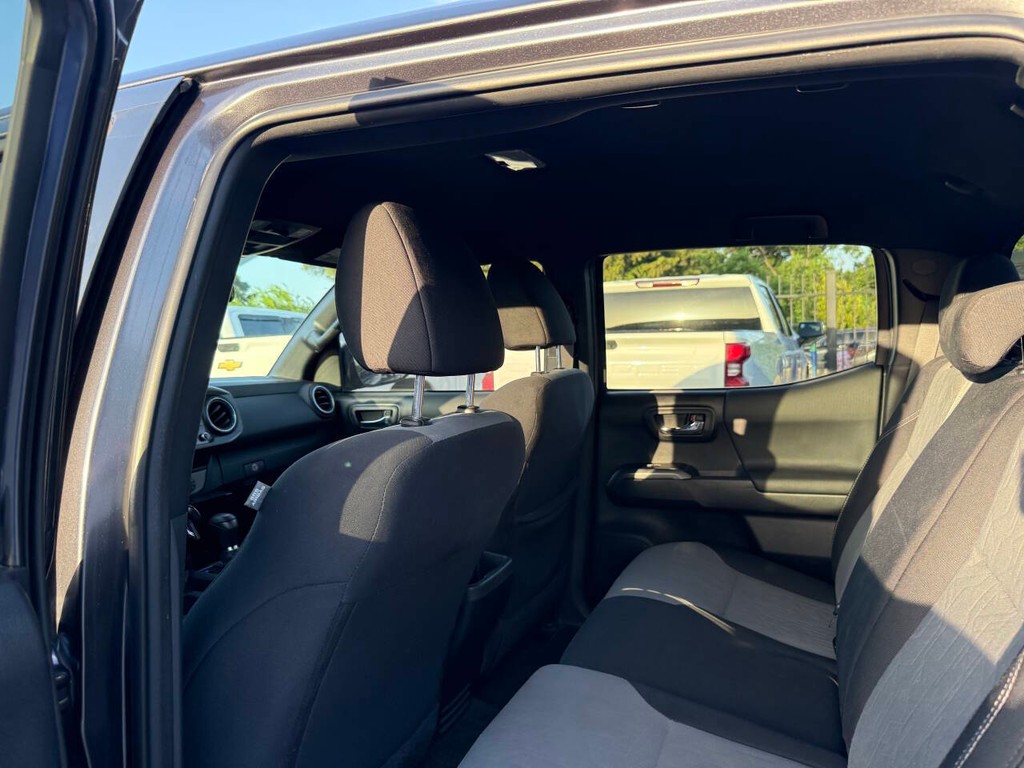 Toyota Tacoma Vehicle Full-screen Gallery Image 12