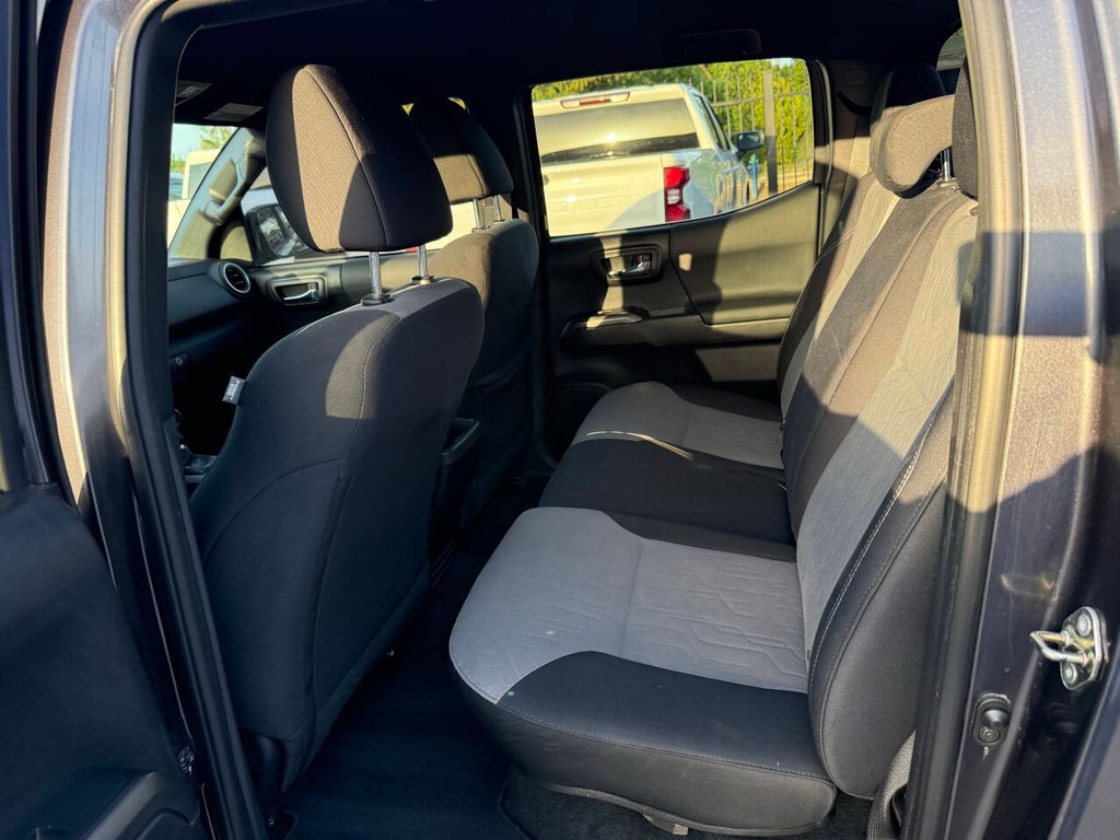Toyota Tacoma Vehicle Full-screen Gallery Image 13