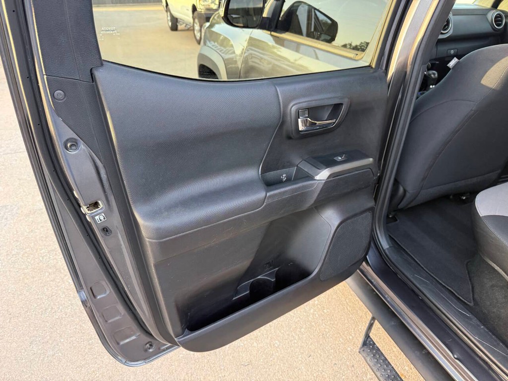 Toyota Tacoma Vehicle Full-screen Gallery Image 14
