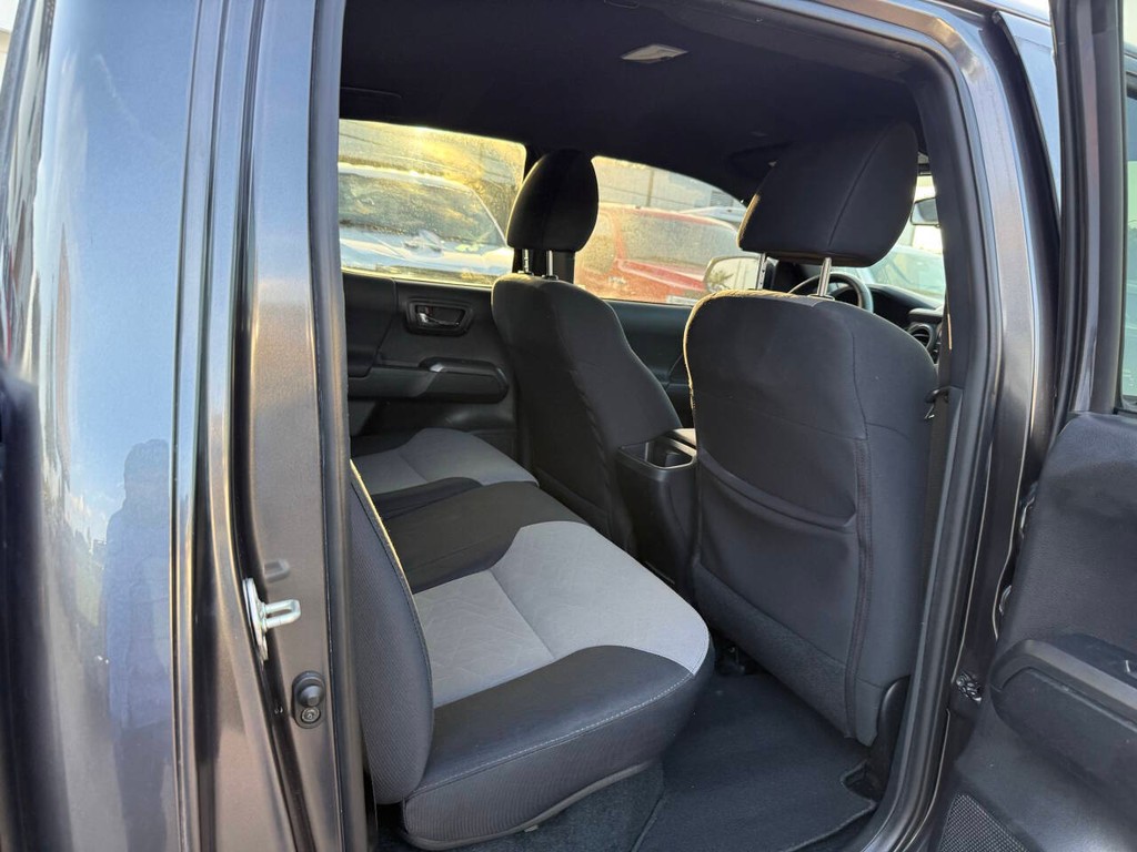 Toyota Tacoma Vehicle Full-screen Gallery Image 15