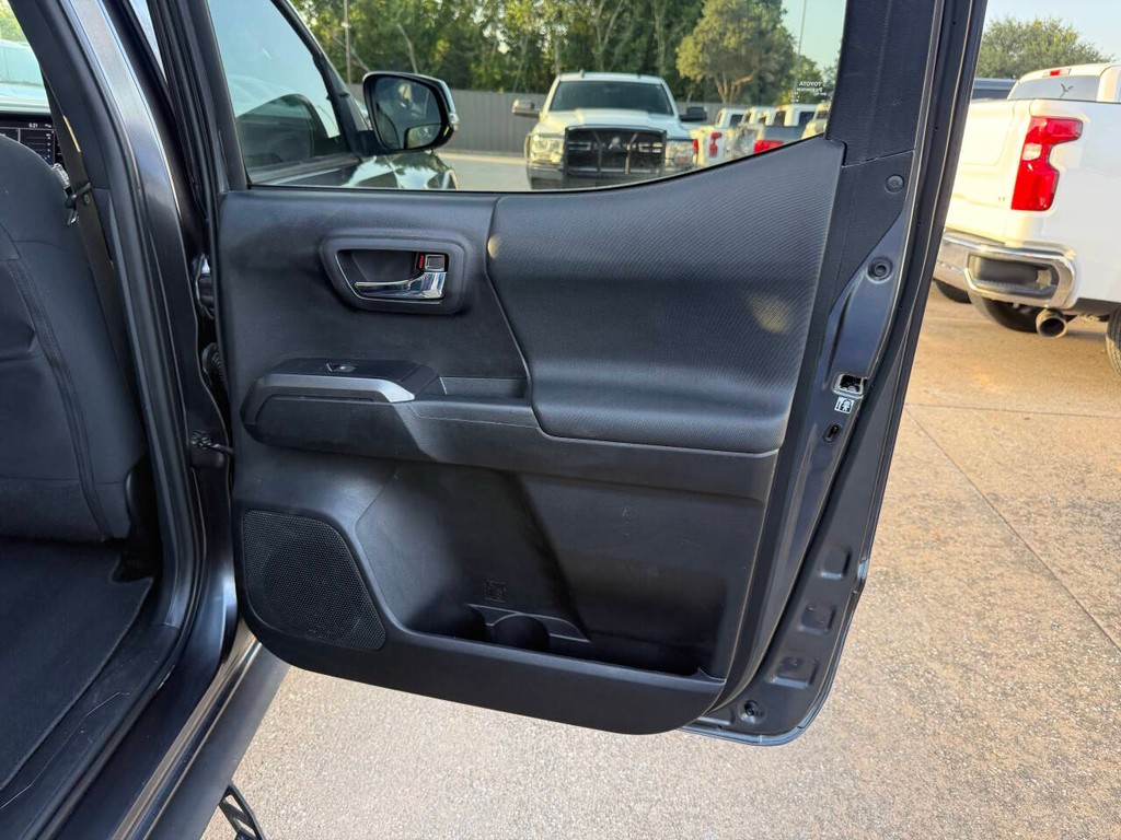 Toyota Tacoma Vehicle Full-screen Gallery Image 16