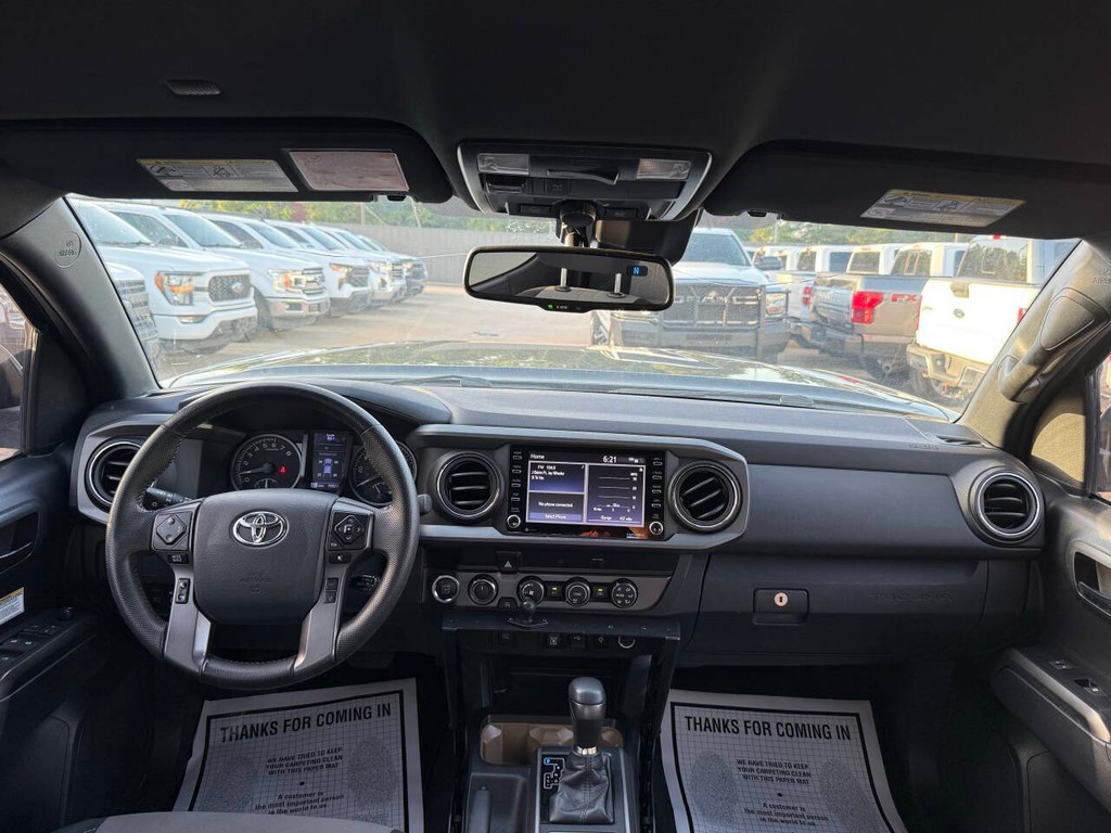Toyota Tacoma Vehicle Full-screen Gallery Image 17