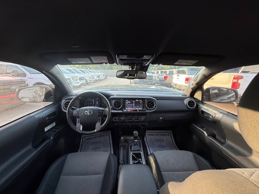 Toyota Tacoma Vehicle Full-screen Gallery Image 18