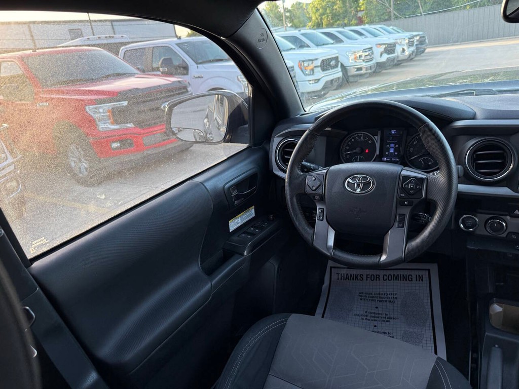 Toyota Tacoma Vehicle Full-screen Gallery Image 19
