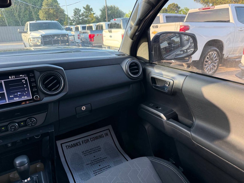 Toyota Tacoma Vehicle Full-screen Gallery Image 20