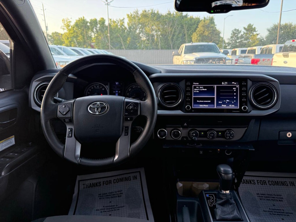 Toyota Tacoma Vehicle Full-screen Gallery Image 21