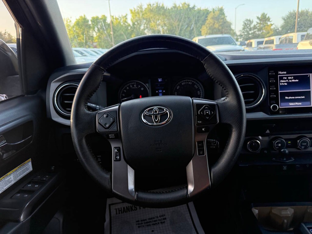 Toyota Tacoma Vehicle Full-screen Gallery Image 22