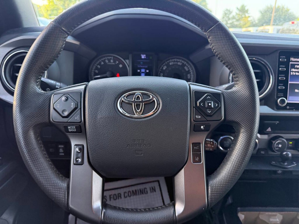 Toyota Tacoma Vehicle Full-screen Gallery Image 23