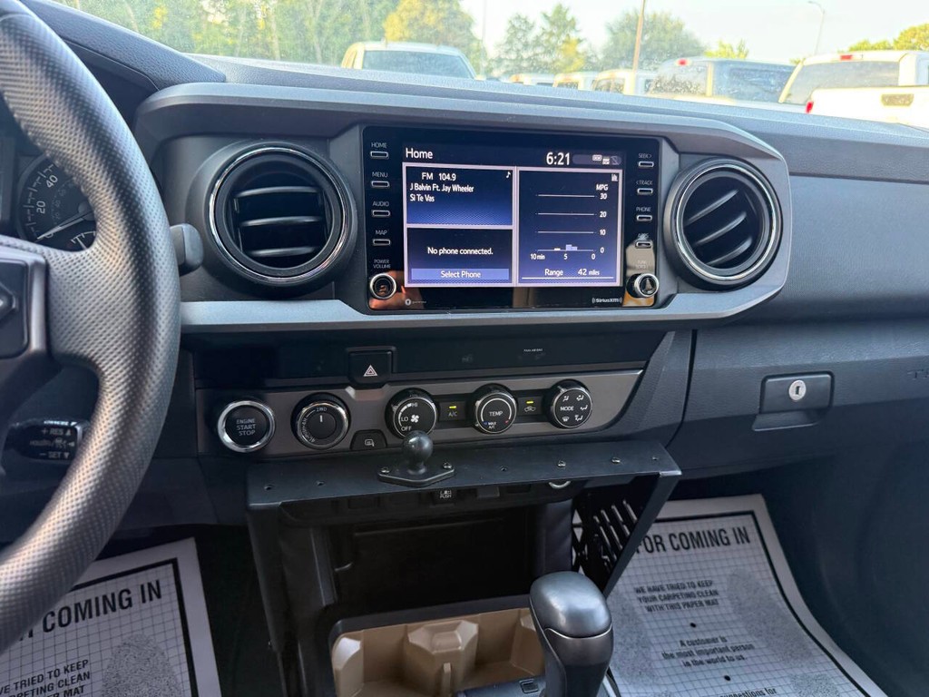 Toyota Tacoma Vehicle Full-screen Gallery Image 24