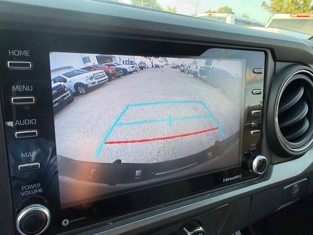 Toyota Tacoma Vehicle Full-screen Gallery Image 26