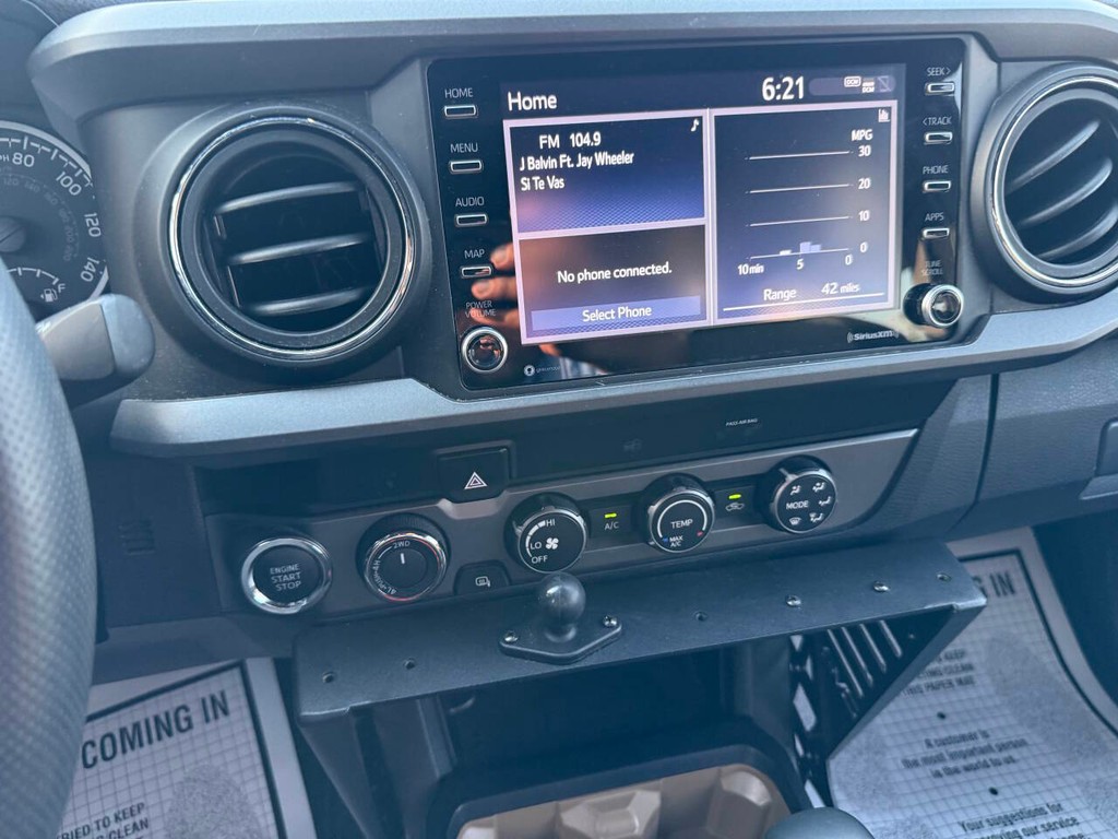 Toyota Tacoma Vehicle Full-screen Gallery Image 27