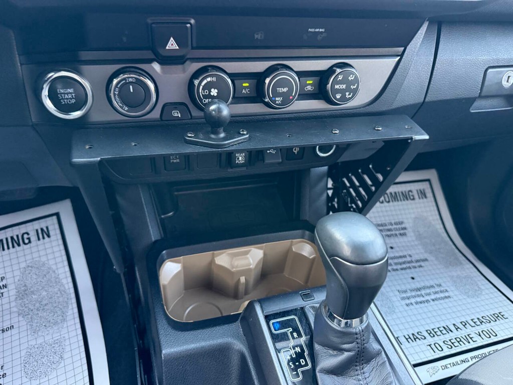 Toyota Tacoma Vehicle Full-screen Gallery Image 28