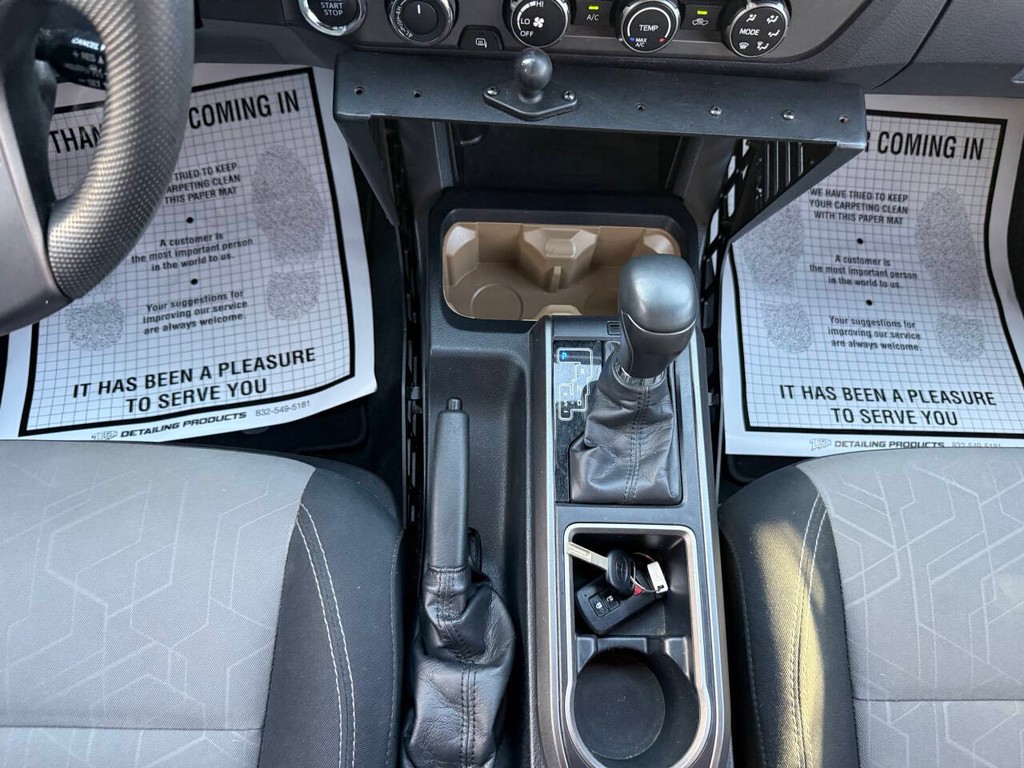 Toyota Tacoma Vehicle Full-screen Gallery Image 29