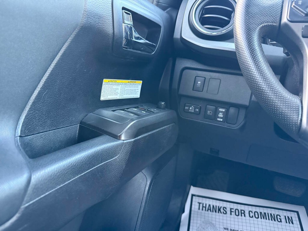 Toyota Tacoma Vehicle Full-screen Gallery Image 30