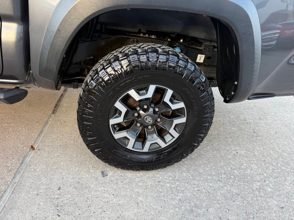 Toyota Tacoma Vehicle Full-screen Gallery Image 35
