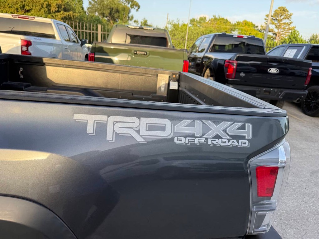 Toyota Tacoma Vehicle Full-screen Gallery Image 36