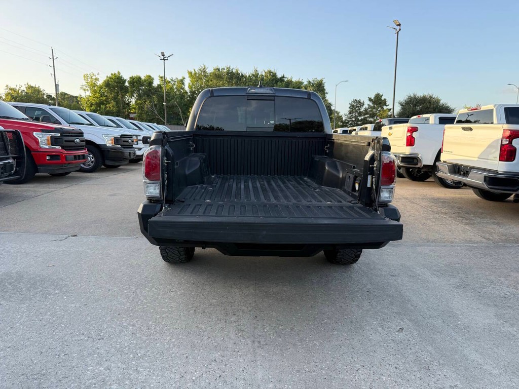 Toyota Tacoma Vehicle Full-screen Gallery Image 37