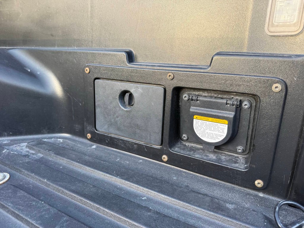 Toyota Tacoma Vehicle Full-screen Gallery Image 38