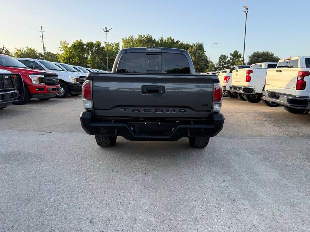 Toyota Tacoma Vehicle Full-screen Gallery Image 39