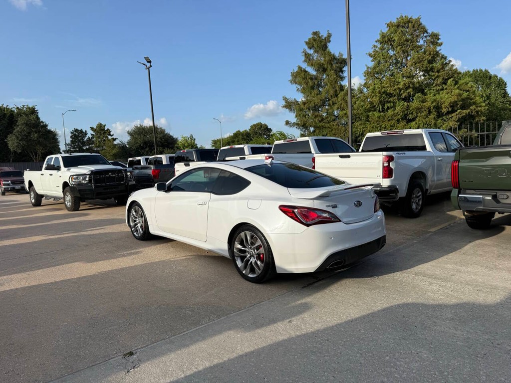 Hyundai Genesis Coupe Vehicle Full-screen Gallery Image 04