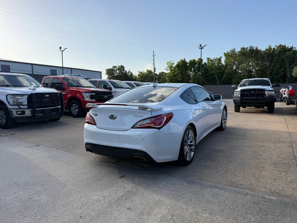 Hyundai Genesis Coupe Vehicle Full-screen Gallery Image 05