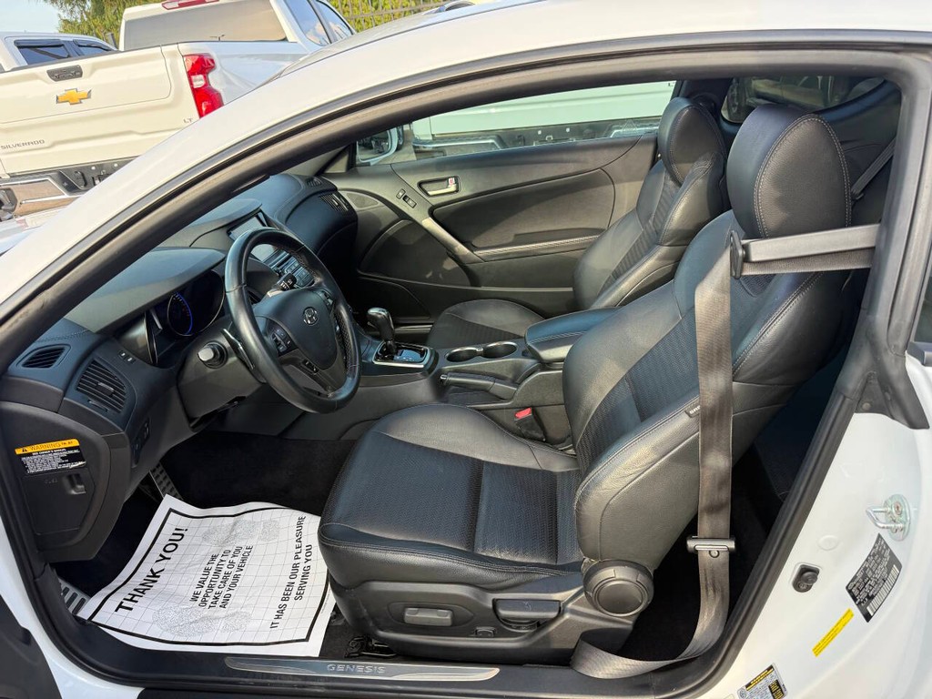 Hyundai Genesis Coupe Vehicle Full-screen Gallery Image 08