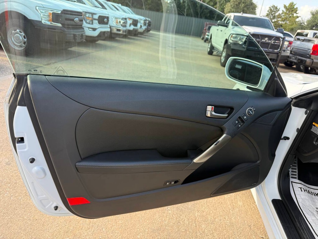 Hyundai Genesis Coupe Vehicle Full-screen Gallery Image 09