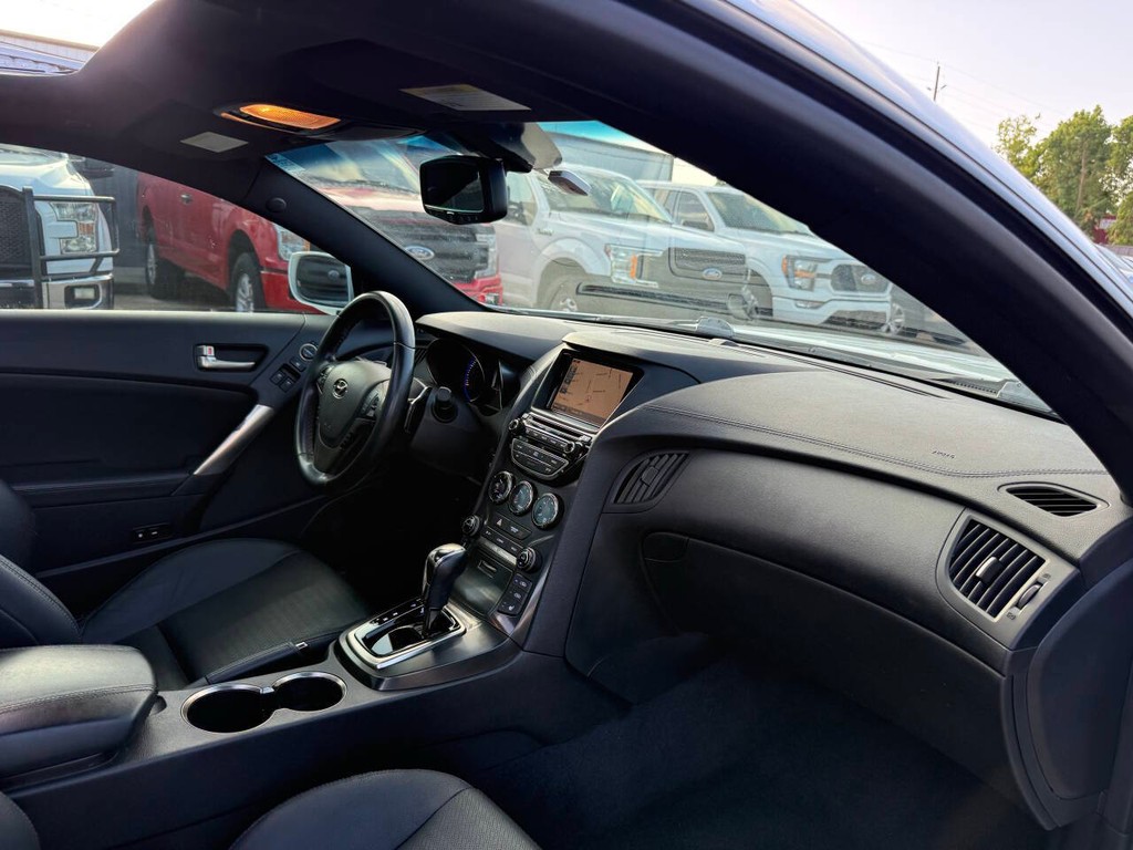 Hyundai Genesis Coupe Vehicle Full-screen Gallery Image 11