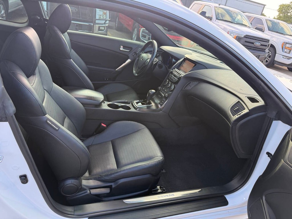 Hyundai Genesis Coupe Vehicle Full-screen Gallery Image 12