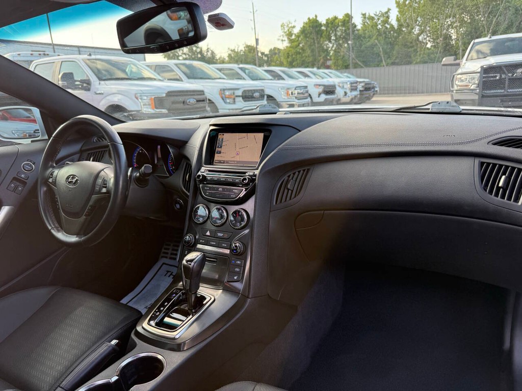 Hyundai Genesis Coupe Vehicle Full-screen Gallery Image 15