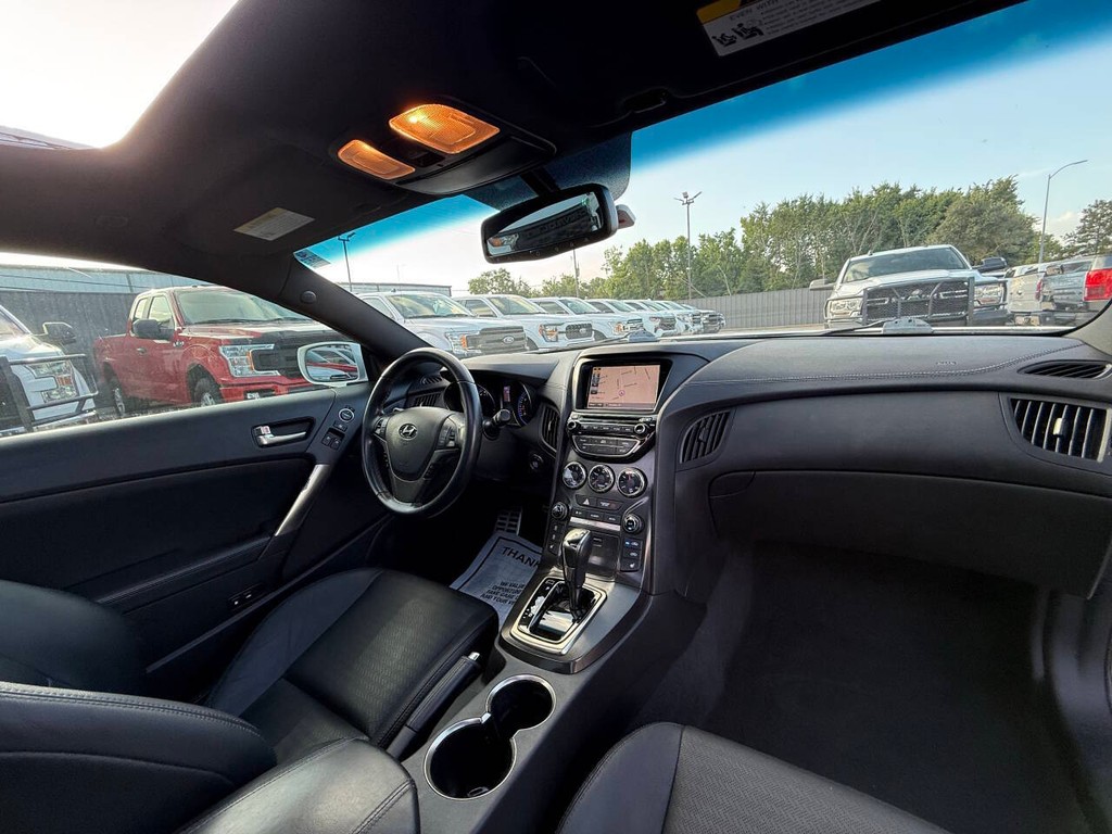 Hyundai Genesis Coupe Vehicle Full-screen Gallery Image 16