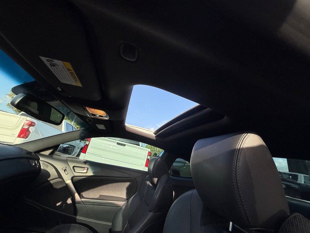 Hyundai Genesis Coupe Vehicle Full-screen Gallery Image 26