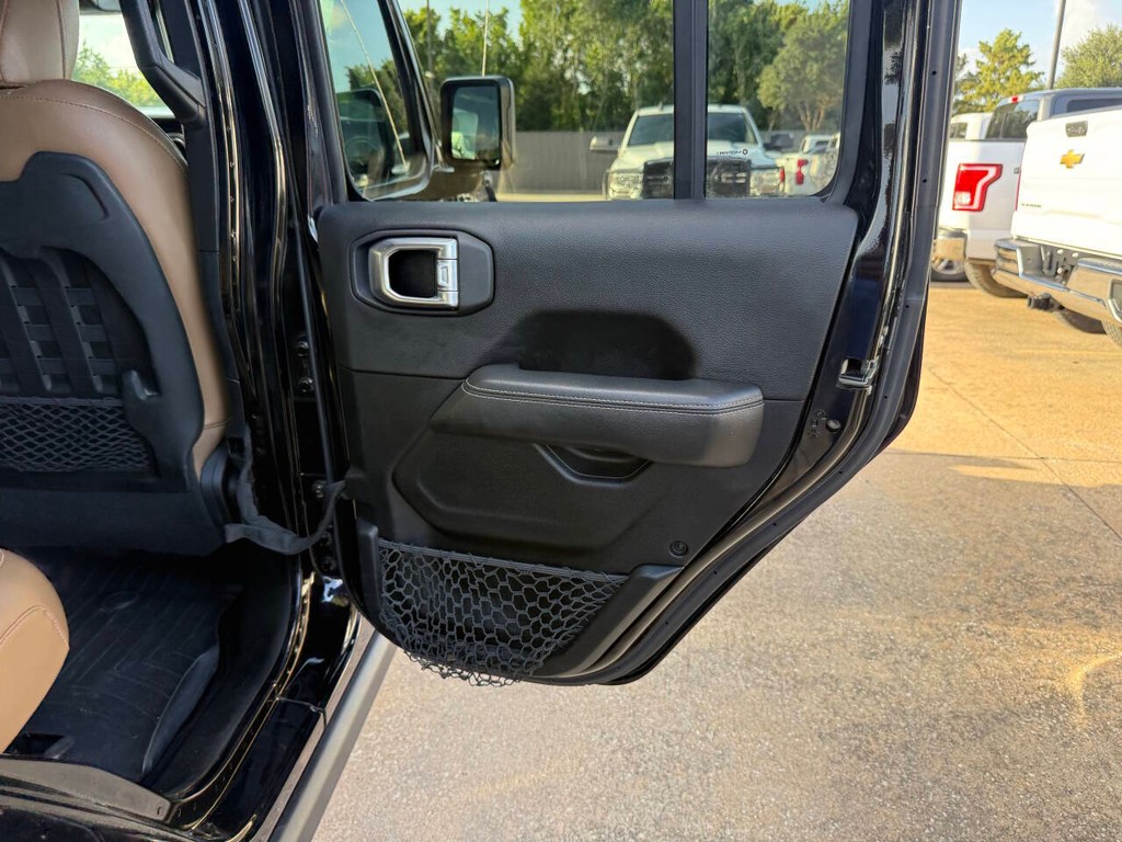Jeep Wrangler Unlimited Vehicle Full-screen Gallery Image 16