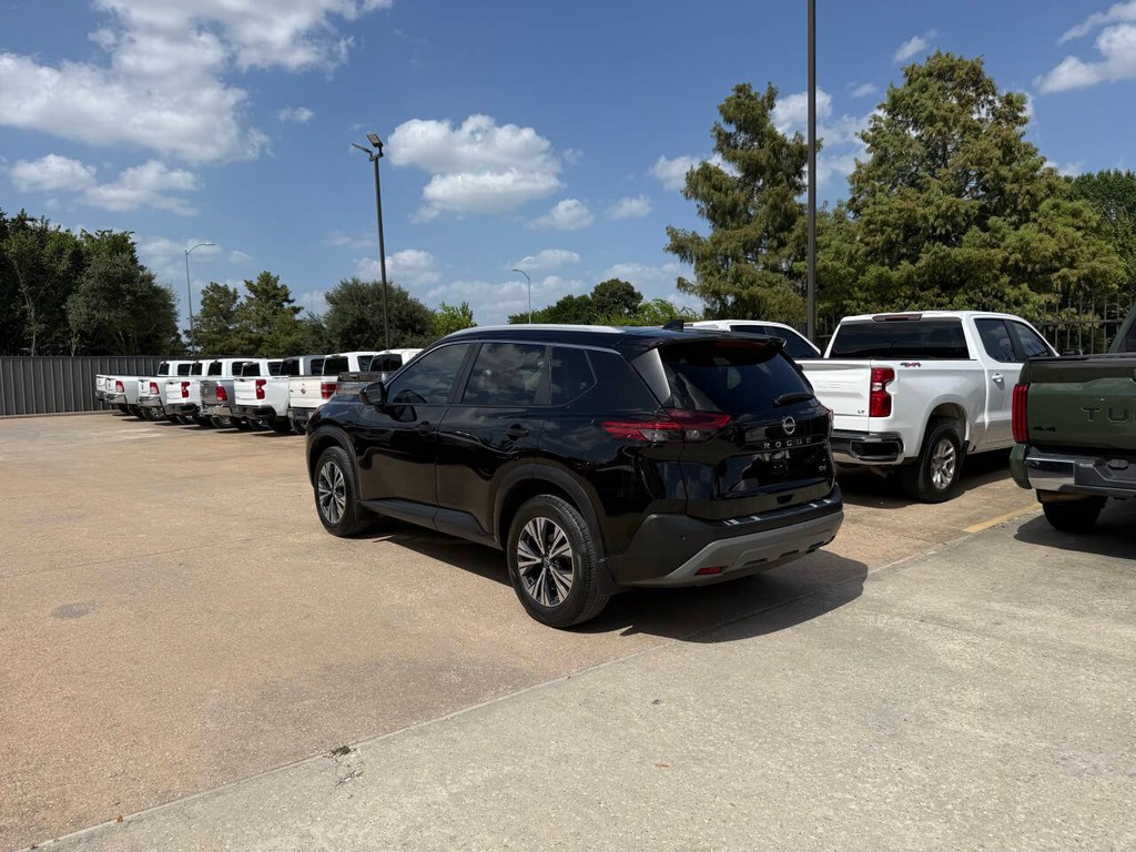 Nissan Rogue Vehicle Full-screen Gallery Image 04