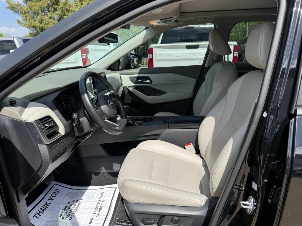 Nissan Rogue Vehicle Full-screen Gallery Image 07