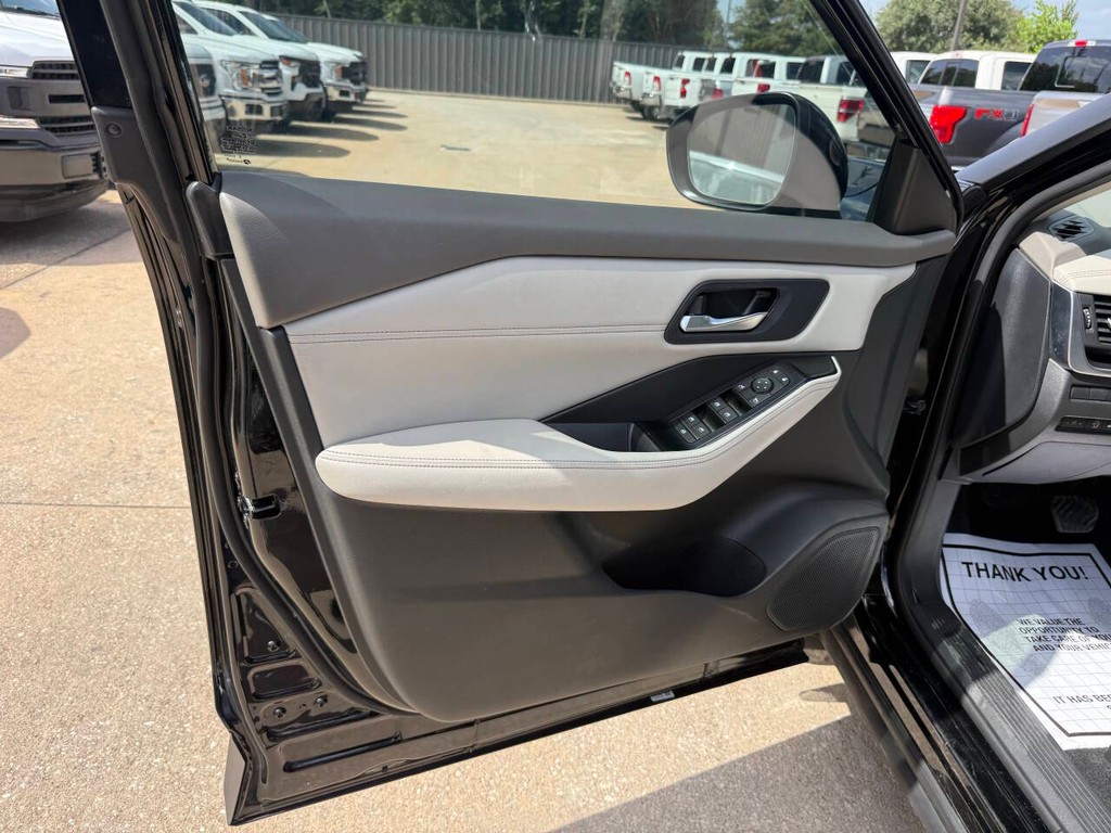 Nissan Rogue Vehicle Full-screen Gallery Image 08