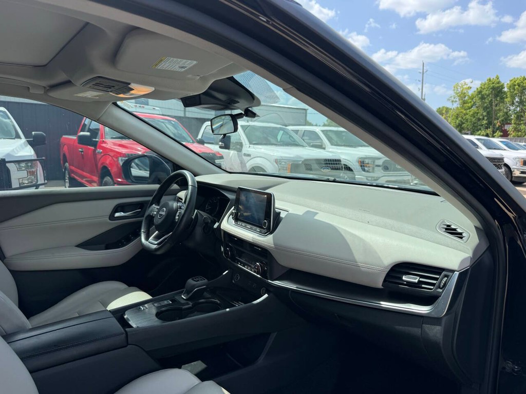 Nissan Rogue Vehicle Full-screen Gallery Image 09