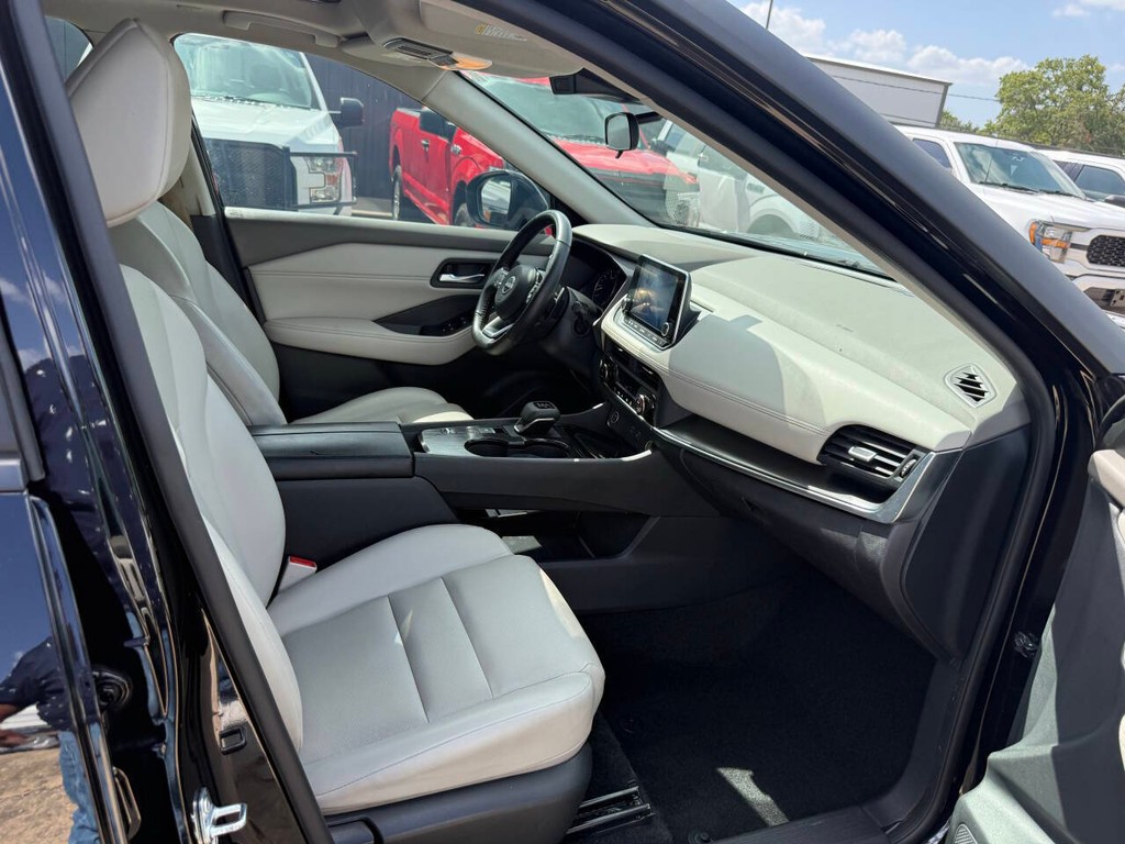 Nissan Rogue Vehicle Full-screen Gallery Image 10