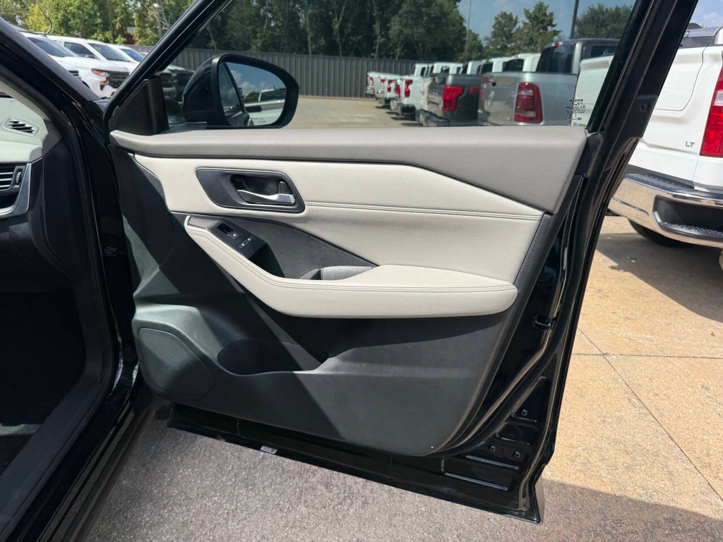 Nissan Rogue Vehicle Full-screen Gallery Image 11