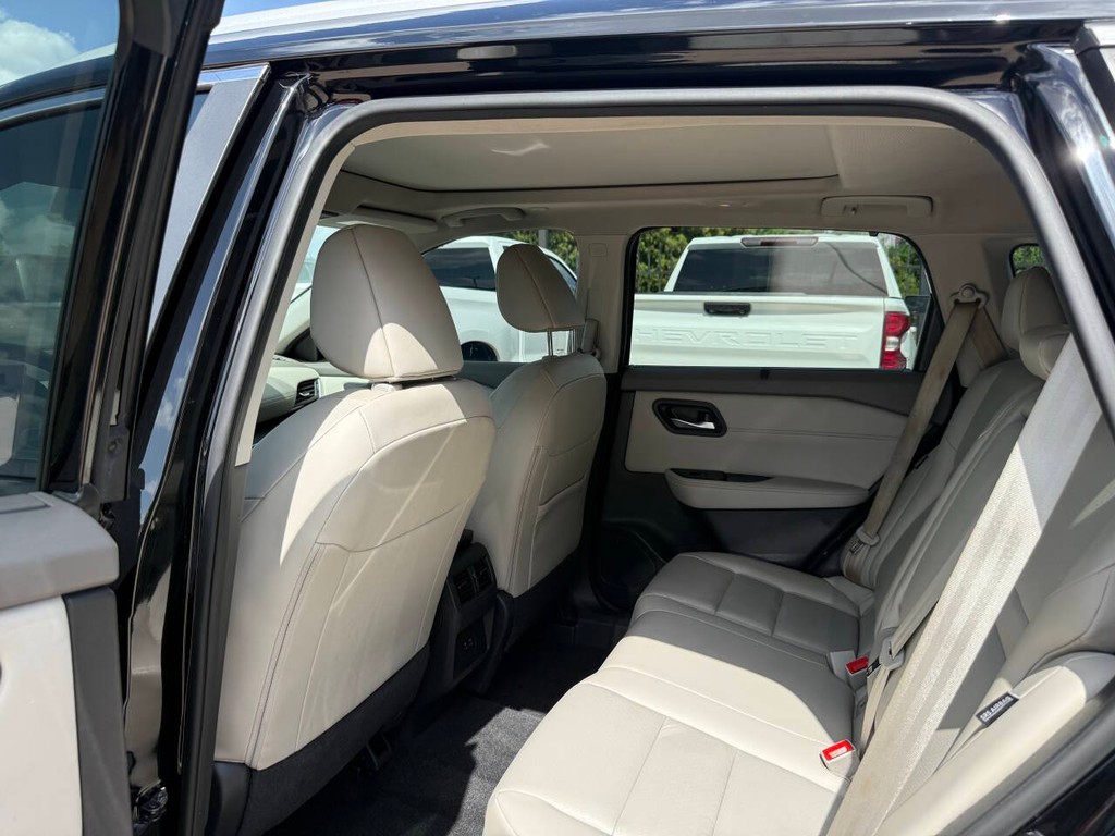 Nissan Rogue Vehicle Full-screen Gallery Image 12