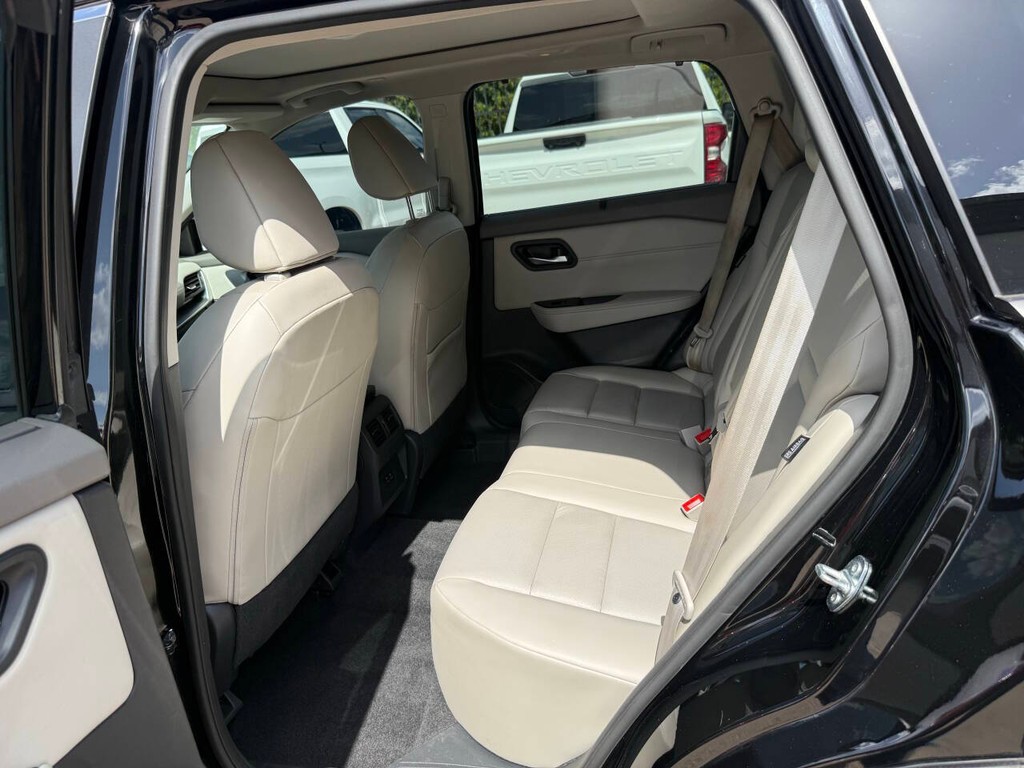 Nissan Rogue Vehicle Full-screen Gallery Image 13