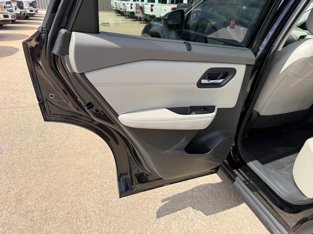 Nissan Rogue Vehicle Full-screen Gallery Image 14