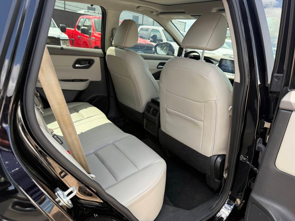 Nissan Rogue Vehicle Full-screen Gallery Image 15